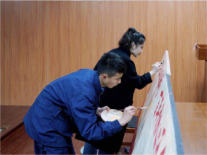 李朗与消防官兵共同创作板报